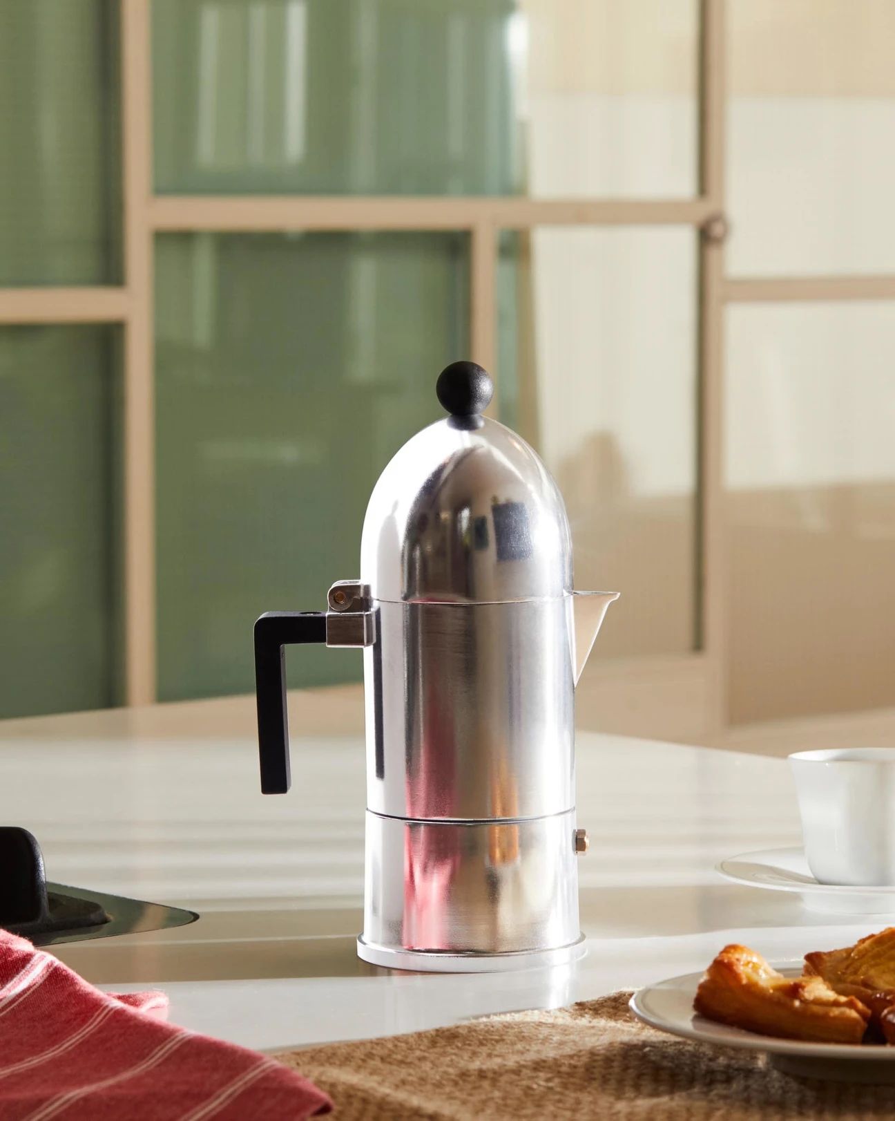 Caffettiera espresso in fusione di alluminio. Manico e pomolo in resina termoplastica, nero. 6 tazze.
