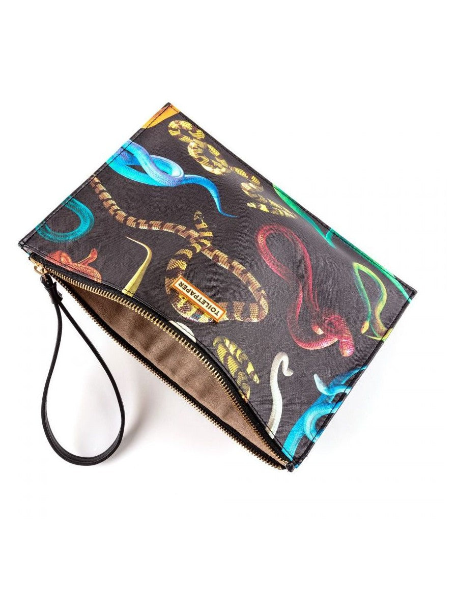 La dimensione perfetta per tenere in mano tutto il necessario e il superfluo. Pochette