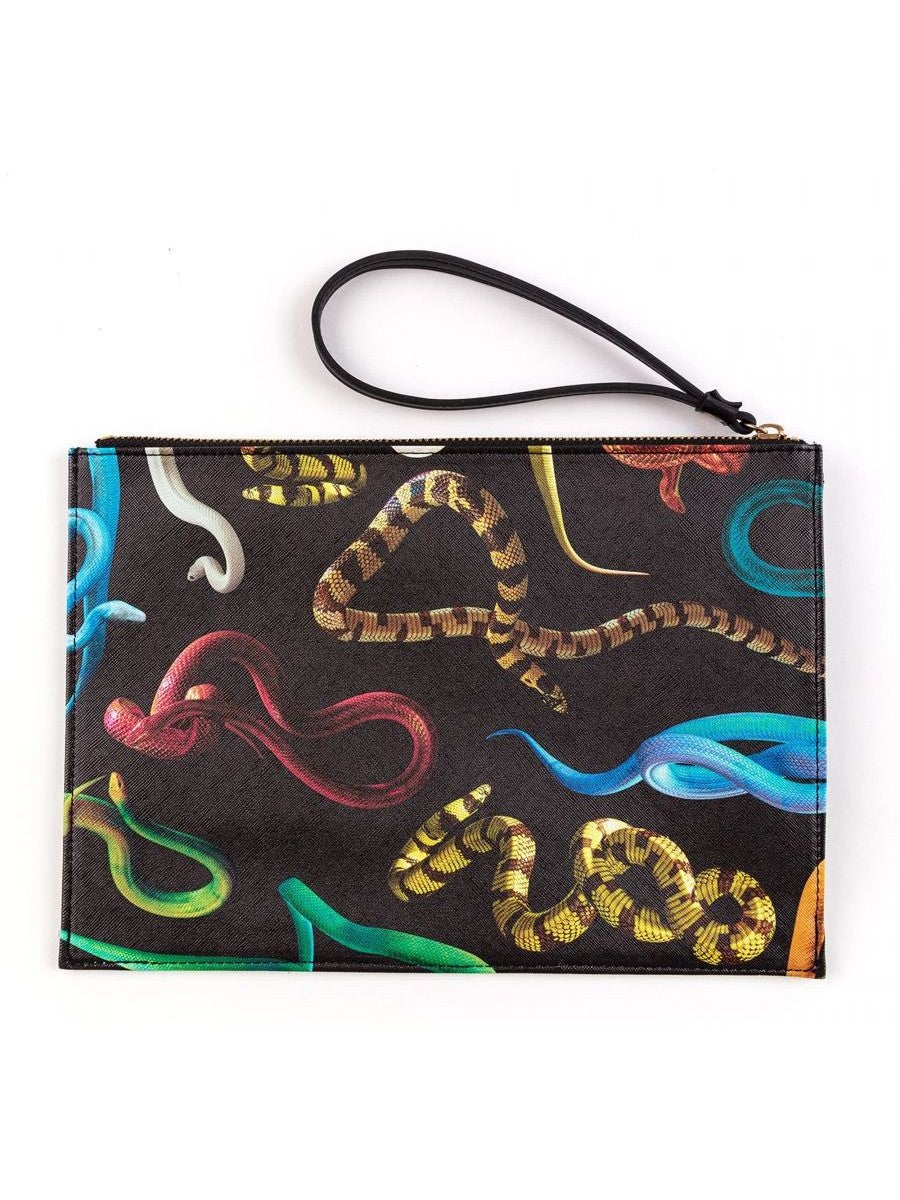 La dimensione perfetta per tenere in mano tutto il necessario e il superfluo. Pochette