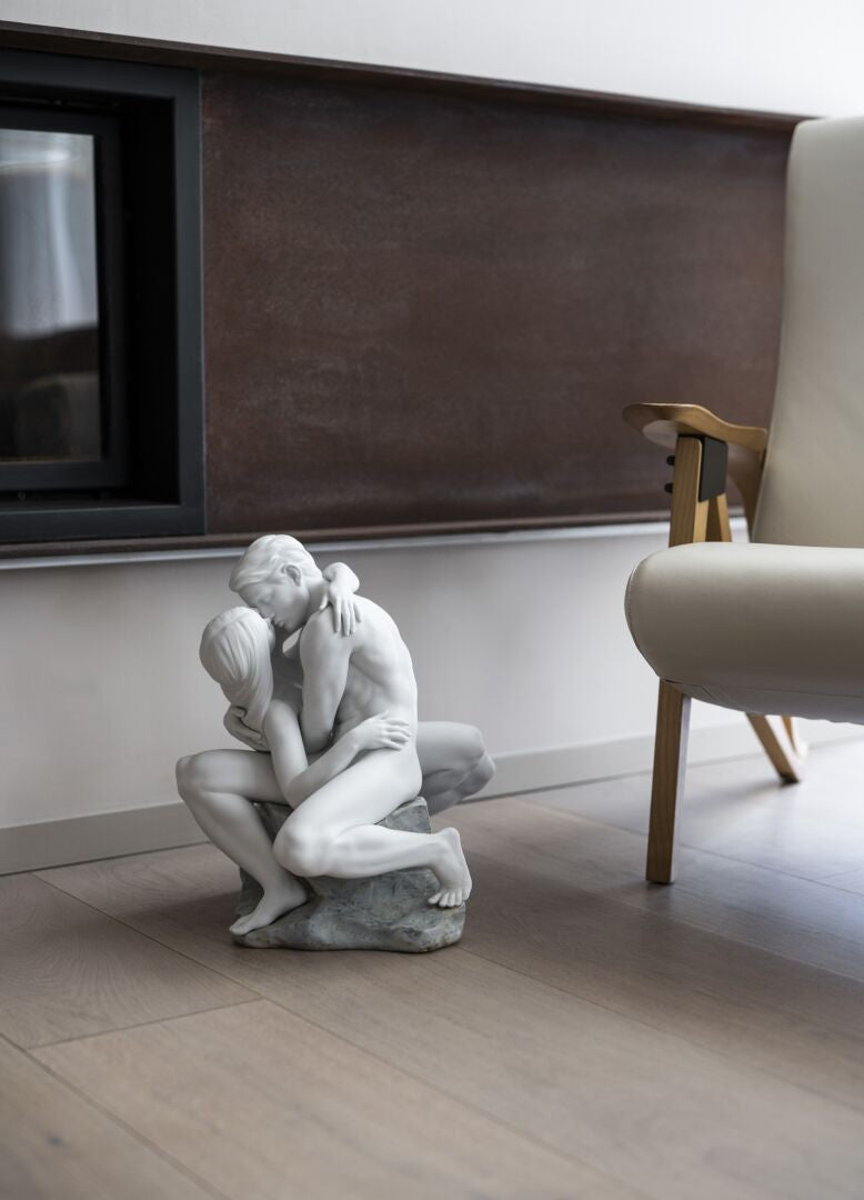 statua bacio appassionato bianco