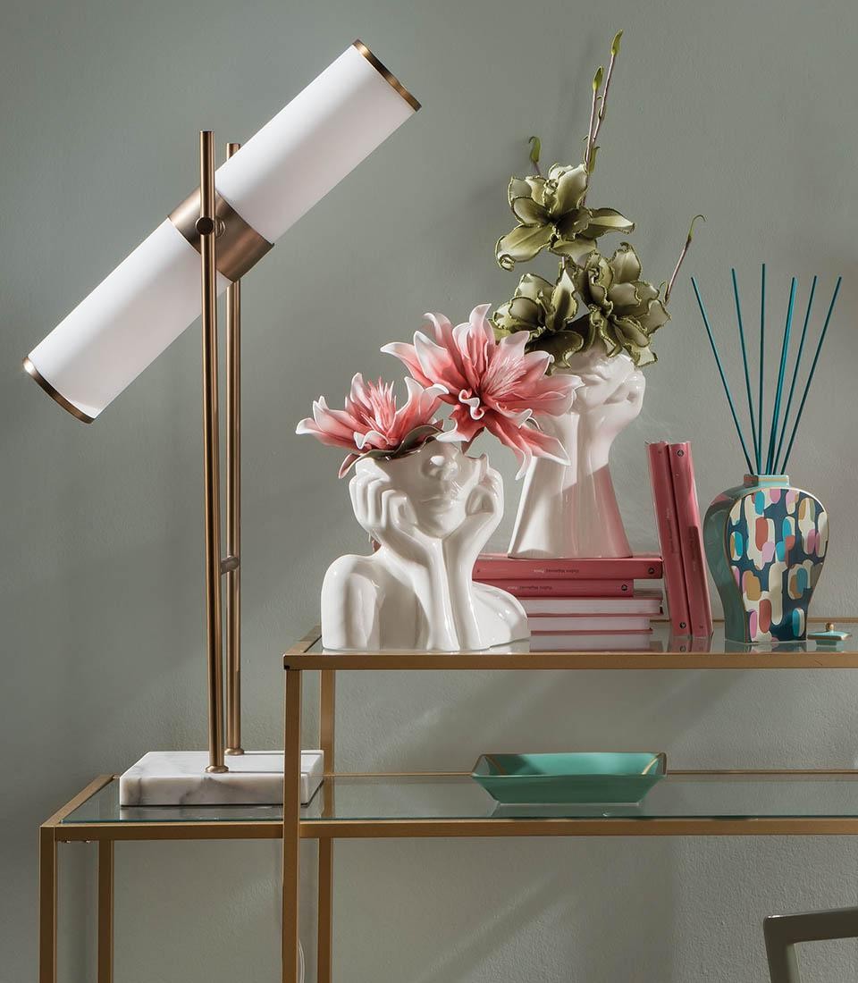 Lampada da tavolo con base in marmo vintage oro