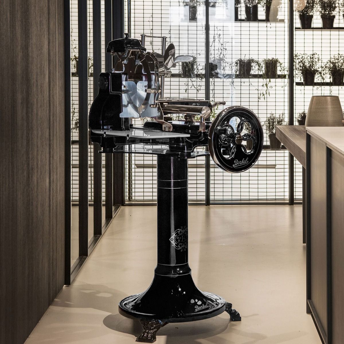 Piedistallo nero per Affettatrice manuale a volano B3 / Tribute / B114