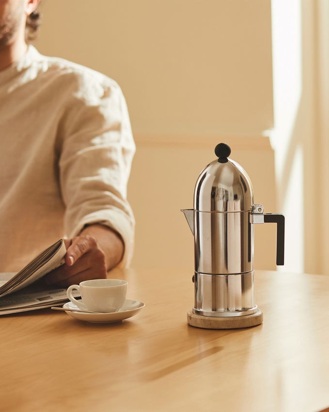 Caffettiera espresso in fusione di alluminio. Manico e pomolo in resina termoplastica, nero. 3 tazze.