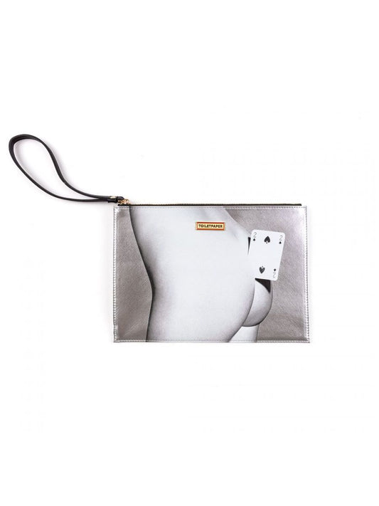 La dimensione perfetta per tenere in mano tutto il necessario e il superfluo.  Pochette