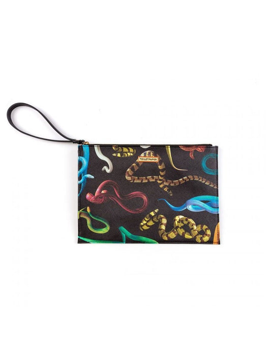 La dimensione perfetta per tenere in mano tutto il necessario e il superfluo.  Pochette