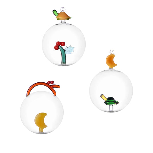 La qualità artigianale si unisce a un design senza tempo. Queste sfere sono perfette per chi ama un Natale sofisticato, ricco di dettagli curati e tradizione. Ideali anche come regalo esclusivo.