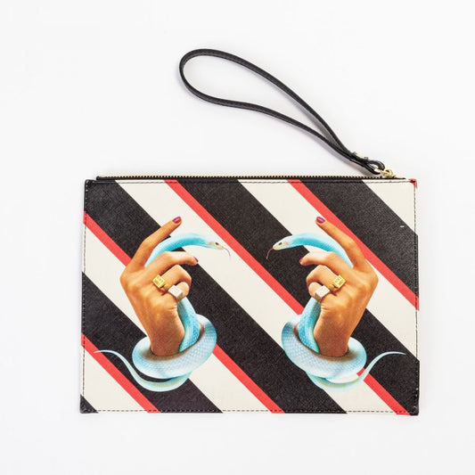 La dimensione perfetta per tenere in mano tutto il necessario e il superfluo.  Pochette