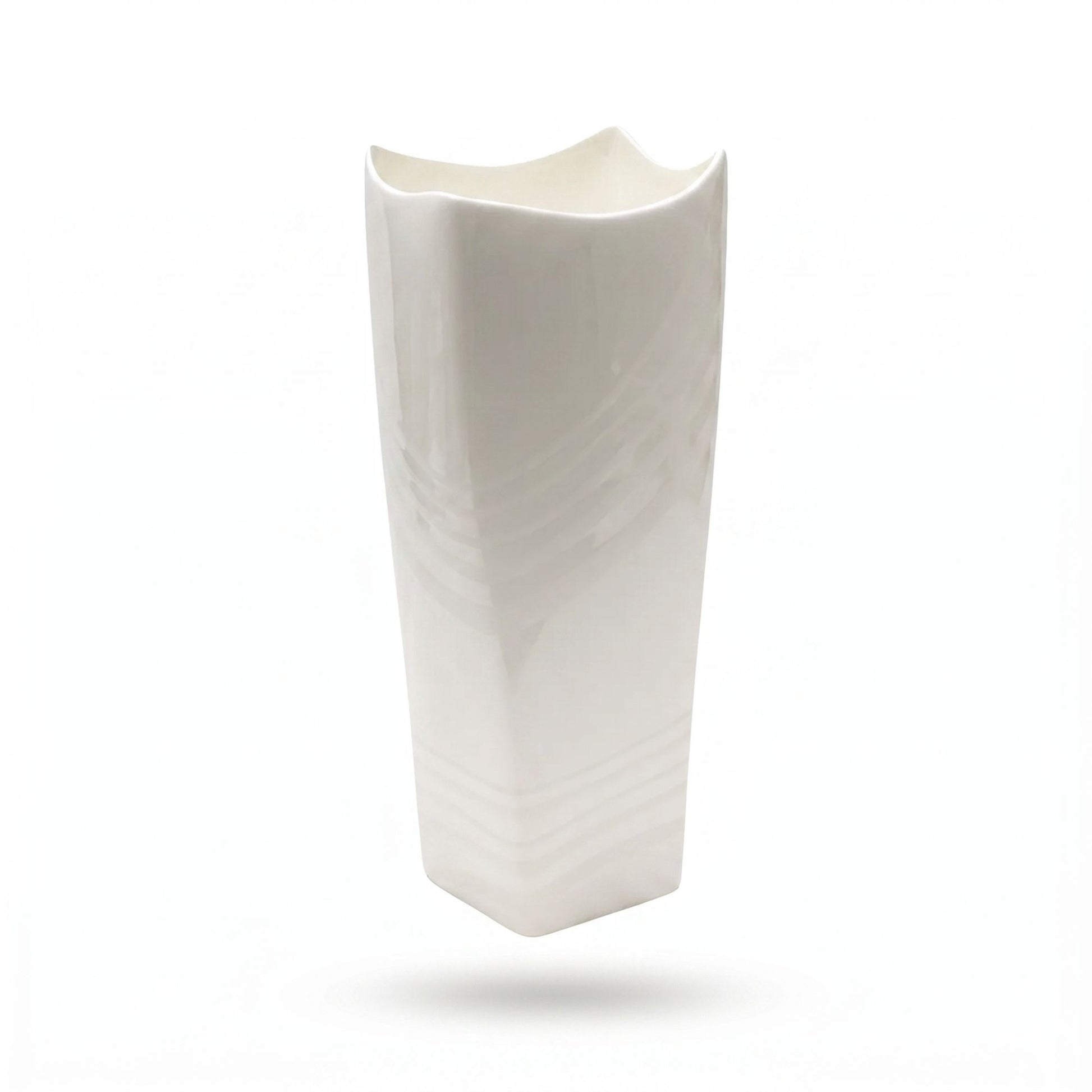 Vaso Porcellana Fantasia Bocca Ondulata Ginori 1735