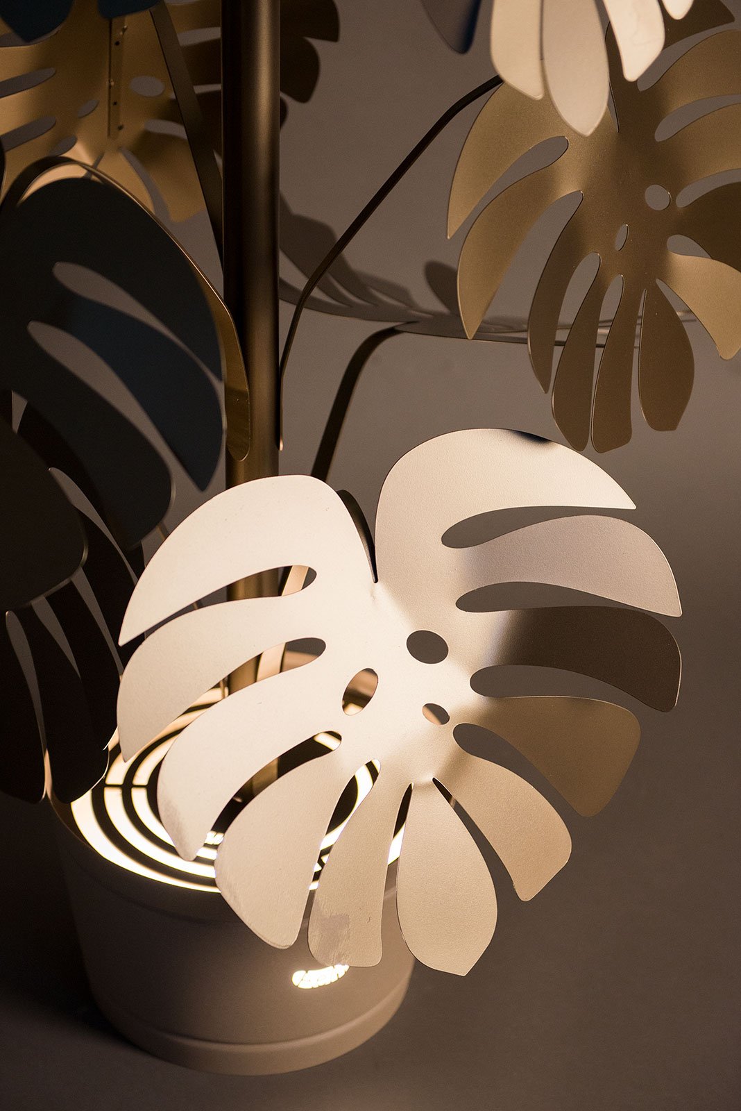 Lampada da terra moderna Monstera grande Arti E Mestieri